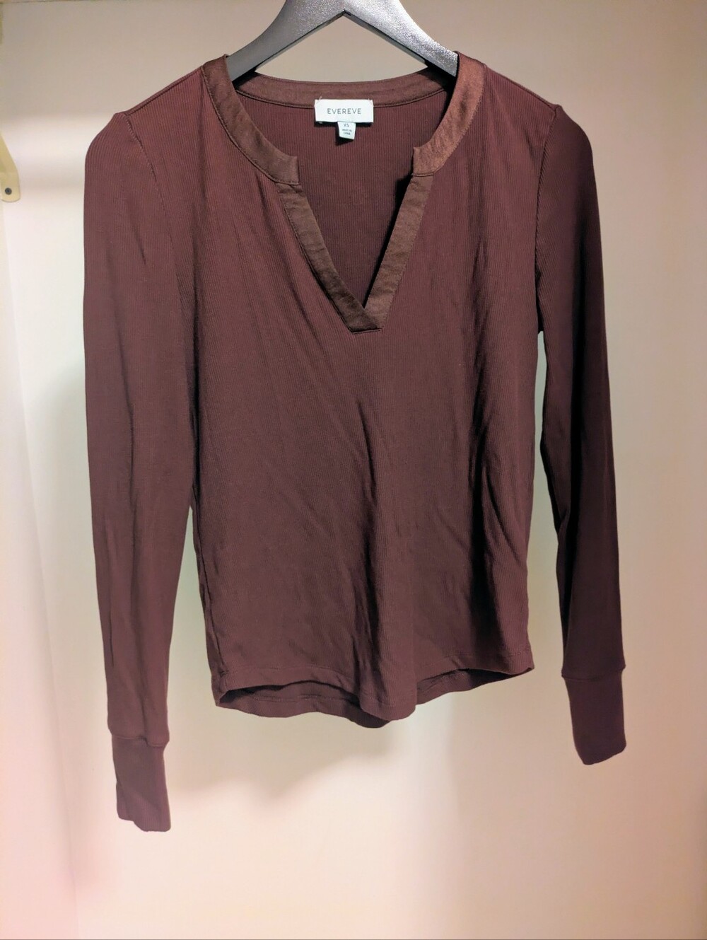 Evereve Bex Split Neck ribbed top burgundy size xs